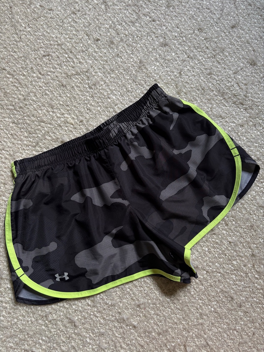 ππ½ββοΈUNDER ARMOUR WOMENS SIZE XS CAMOUFLAGE ATHLETIC SHORTS